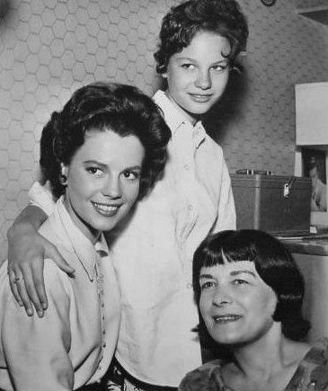 Natalie Wood with sister Lana & Mom Maria